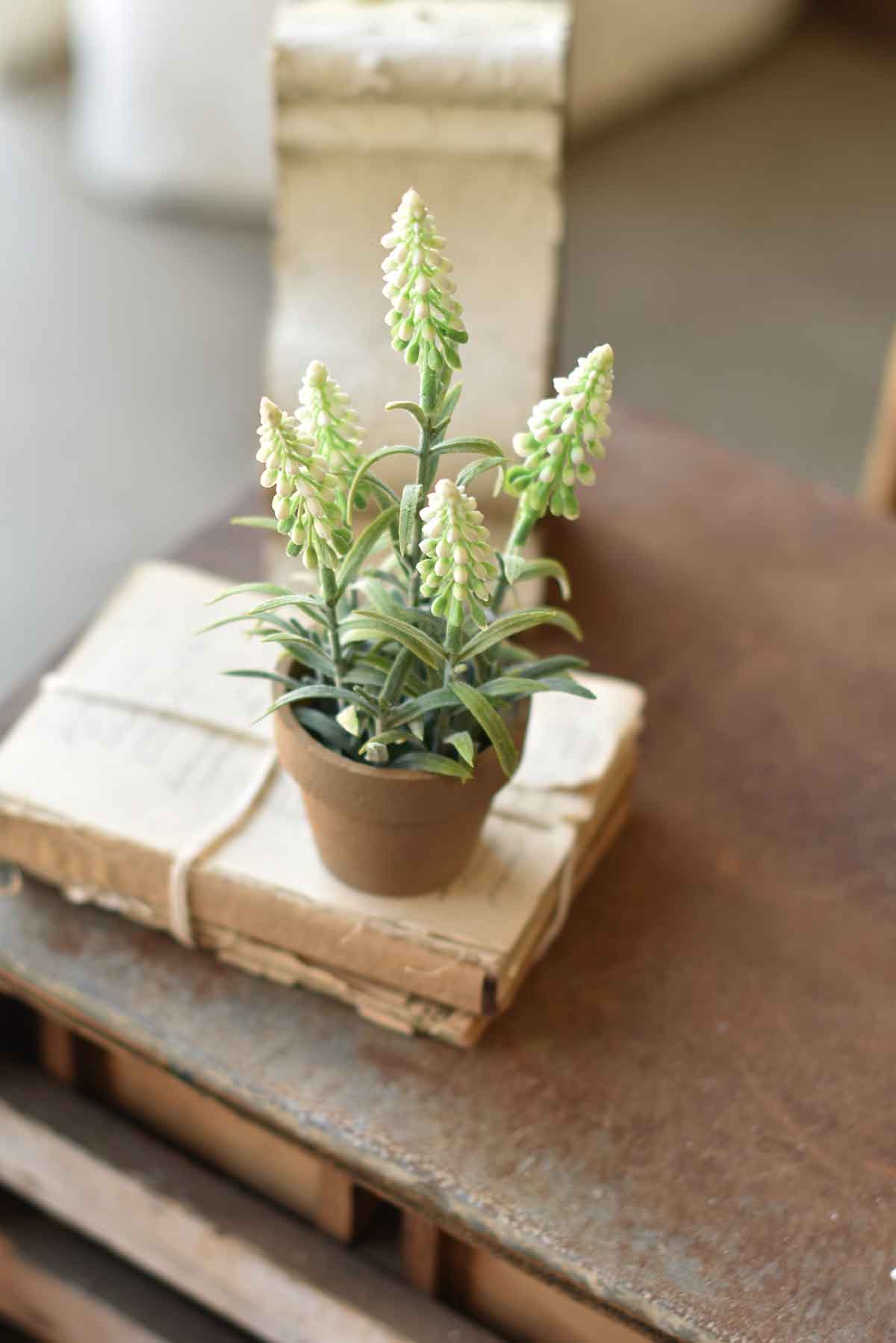 Mountain Bells Pot - White